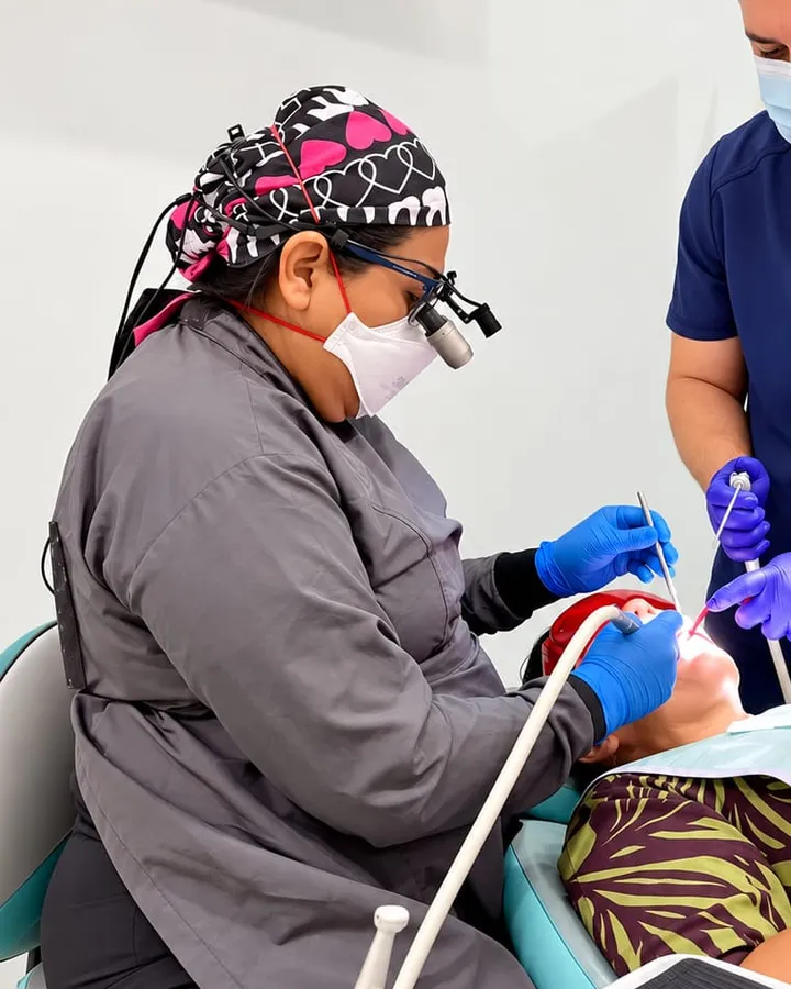 Dra. Tomy García realizando un tratamiento de endodoncia en Ortho Dental