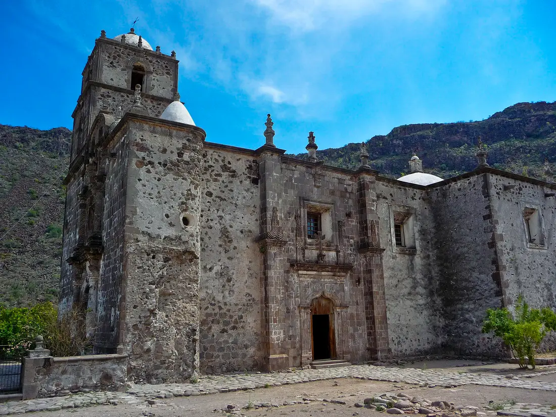 Fachada de piedra de la Misión de San Francisco Javier